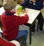kind aan tafel