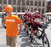 tandemfanfare Chasse Patate naast een opvallende
      Oranjesupporter