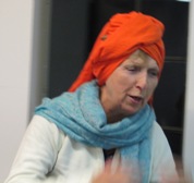 toehoorder met hoofddoek