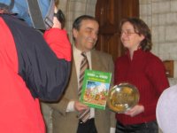 burgemeester Louis Tobback en onze woordvoerder Myriam Van der Steen tonen uitgewisselde geschenken